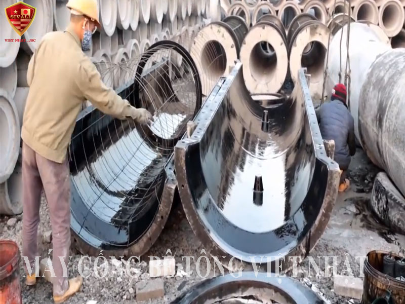 Đặt lồng thép vào khuôn cống bê tông